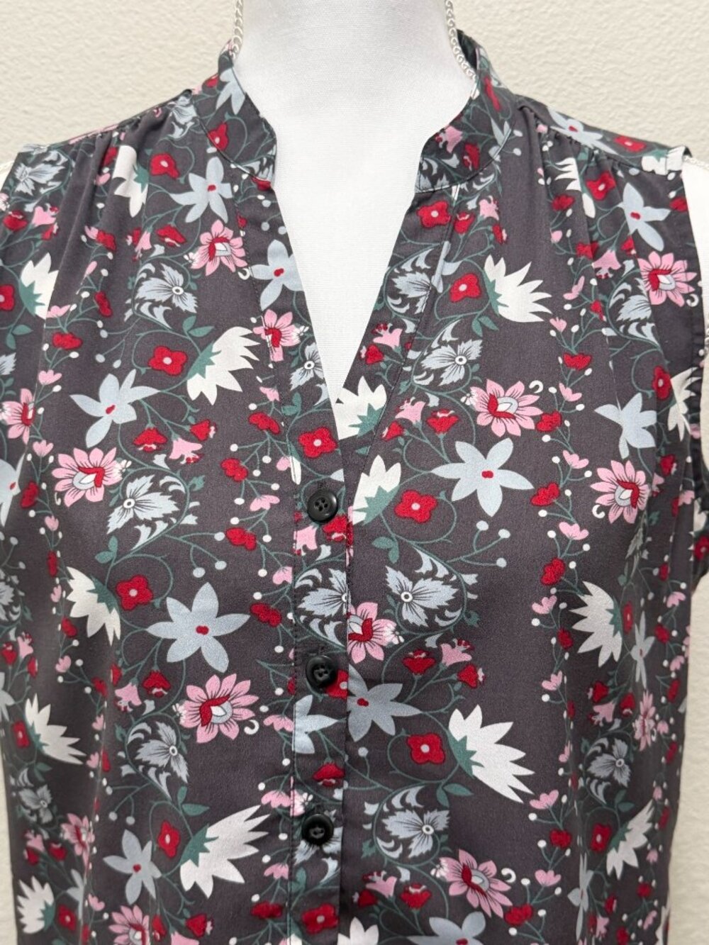 cabi gray floral print sleeveless lightweight top, size small